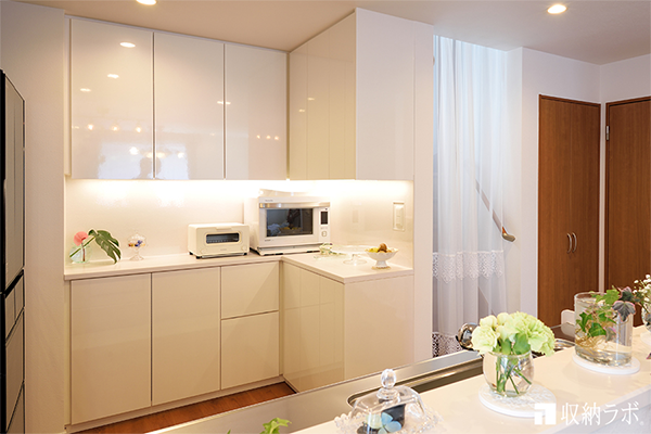 白色のおしゃれな食器棚まとめ。インテリアにこだわる人のキッチン収納実例
