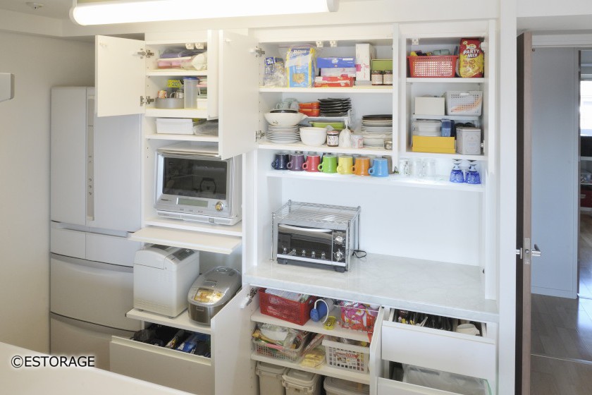 調理家電をしっかり収納できるオーダーメイドの食器棚。1