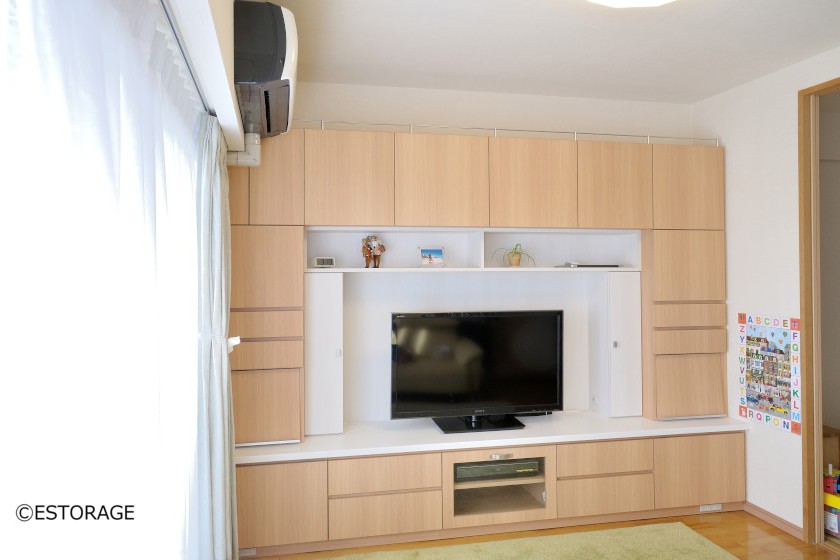 ナチュラルテイストなテレビボードの扉を閉じた状態