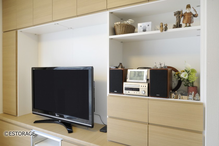 テレビと飾り棚の説明カット