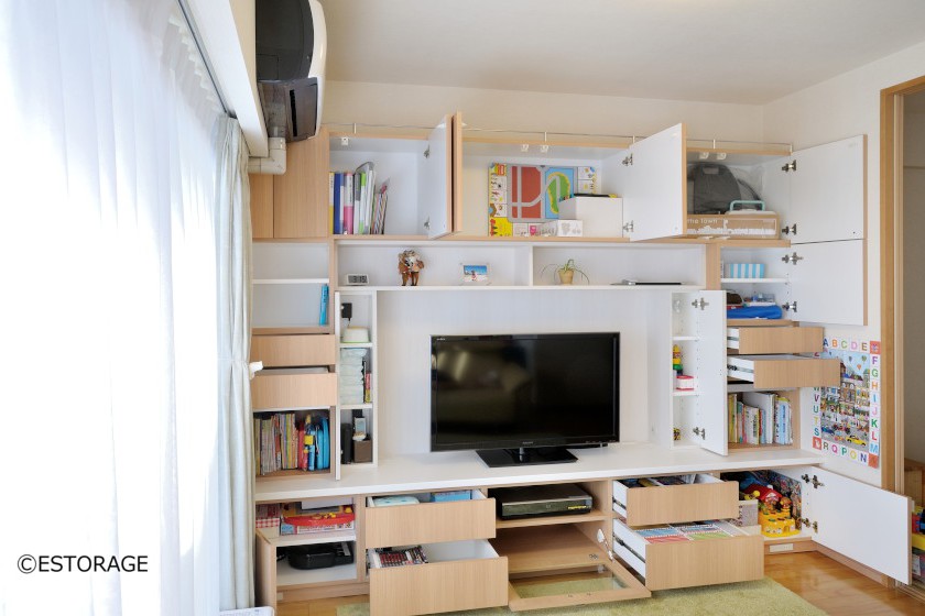 ナチュラルテイストなテレビボードの扉を開いた状態
